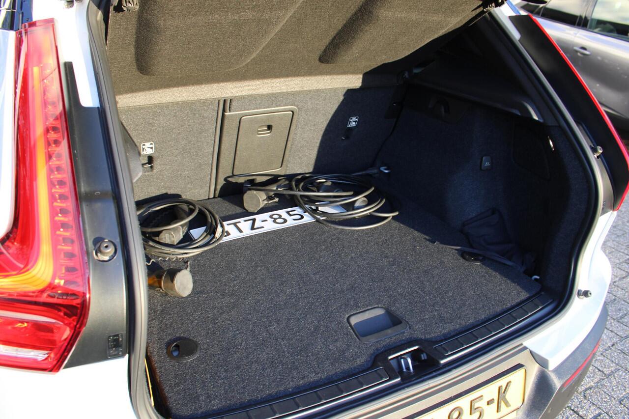 Volvo XC40 1.5 T4 Recharge R-Design Afneembare Trekhaak | Achterruitrij Camera | Automaat | All Season banden