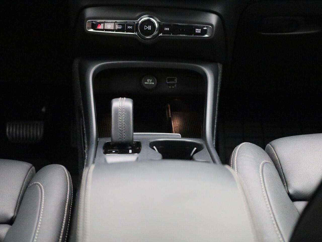 Volvo XC40 T4 Recharge Inscription Expression | Automatische Achterklep | Elektrisch Verstelbare Stoelen | Memoryseats |