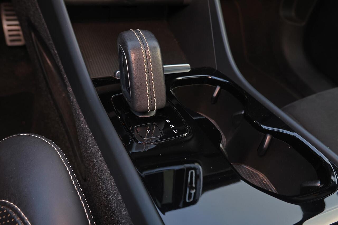 Volvo XC40 Recharge P8 AWD R-Design - IntelliSafe Assist & Surround - Parkeercamera achter - Parkeersensoren voor & achter - Verwarmde voorstoelen & stuur - Warmtepomp - 19' LMV