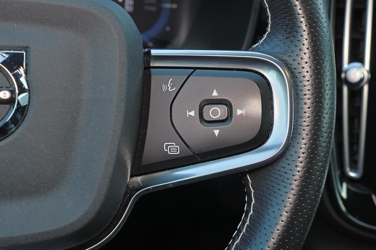 Volvo XC40 Recharge P8 AWD R-Design - IntelliSafe Assist & Surround - Parkeercamera achter - Parkeersensoren voor & achter - Verwarmde voorstoelen & stuur - Warmtepomp - 19' LMV