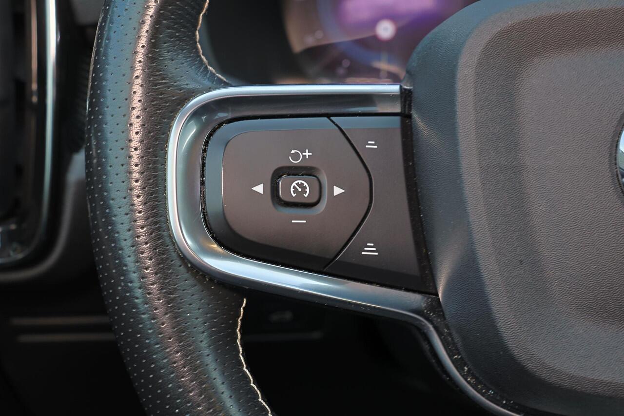 Volvo XC40 Recharge P8 AWD R-Design - IntelliSafe Assist & Surround - Parkeercamera achter - Parkeersensoren voor & achter - Verwarmde voorstoelen & stuur - Warmtepomp - 19' LMV