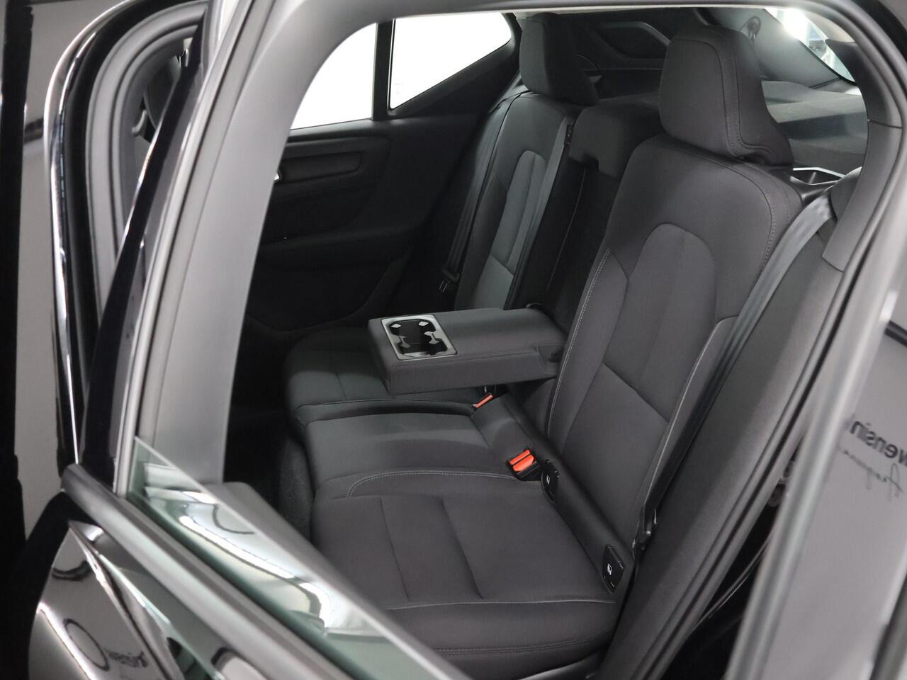 Volvo XC40 2.0 B4 Momentum Business | Trekhaak | Navigatie | Parkeercamera | Stoel/Stuurverwarming | Keyless Go | Cruise Control Adaptief |