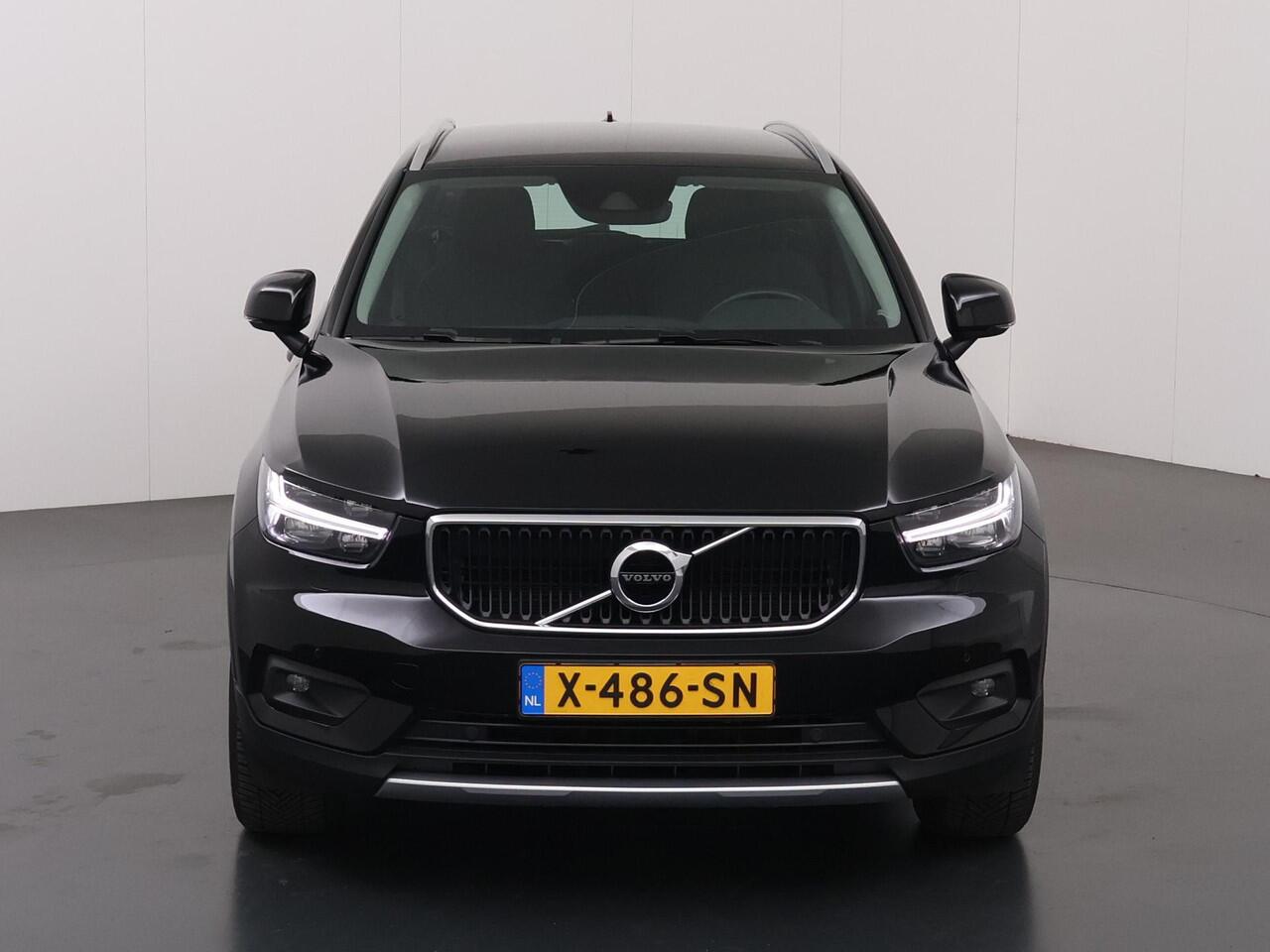 Volvo XC40 2.0 B4 Momentum Business | Trekhaak | Navigatie | Parkeercamera | Stoel/Stuurverwarming | Keyless Go | Cruise Control Adaptief |