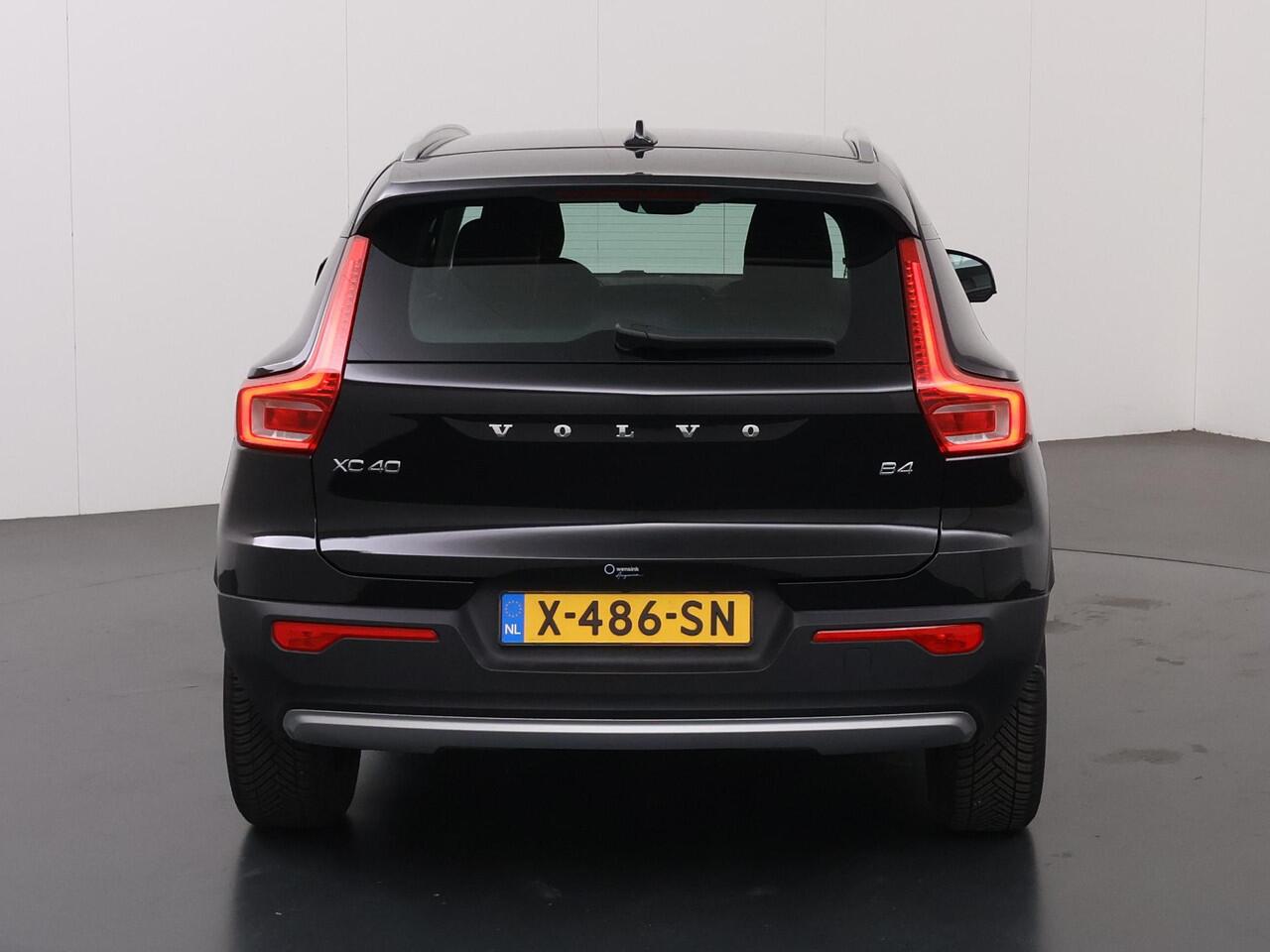 Volvo XC40 2.0 B4 Momentum Business | Trekhaak | Navigatie | Parkeercamera | Stoel/Stuurverwarming | Keyless Go | Cruise Control Adaptief |