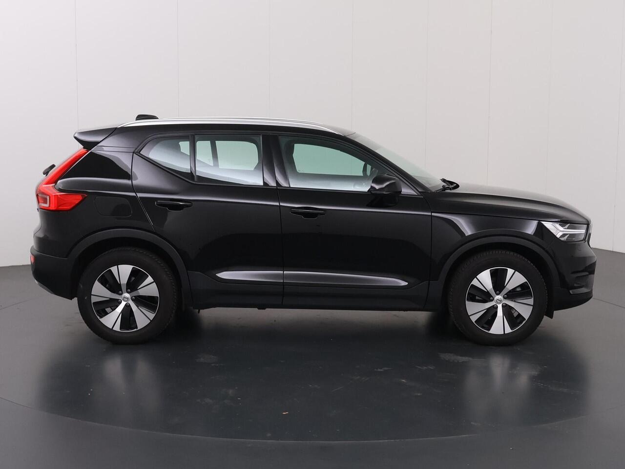 Volvo XC40 2.0 B4 Momentum Business | Trekhaak | Navigatie | Parkeercamera | Stoel/Stuurverwarming | Keyless Go | Cruise Control Adaptief |