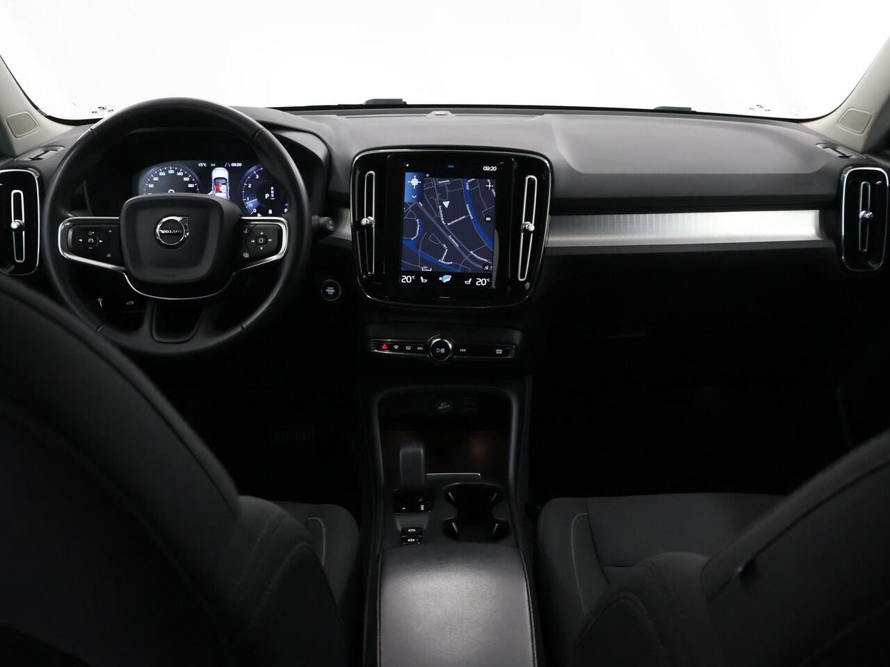 Volvo XC40 2.0 B4 Momentum Business | Trekhaak | Navigatie | Parkeercamera | Stoel/Stuurverwarming | Keyless Go | Cruise Control Adaptief |