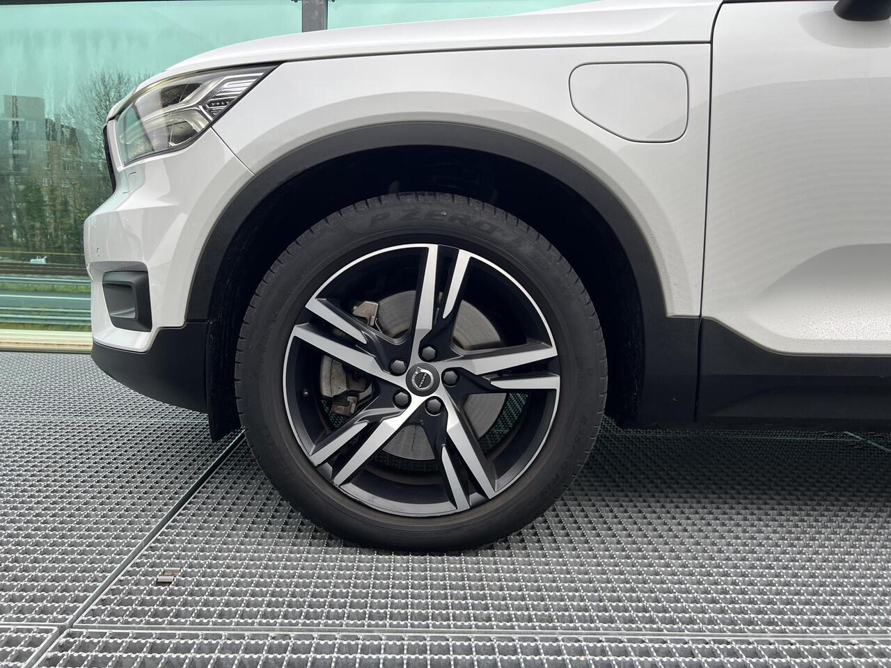 Volvo XC40 1.5 T5 Recharge R-Design PHEV, Automaat, Panoramadak, Trekhaak semi elektrisch inklapbaar, Driver assist, BLIS, Elektrische stoelverstelling, Stoelverwarming, Stuurverwarming, Harman Kardon audio, Leder-nubuck bekleding
