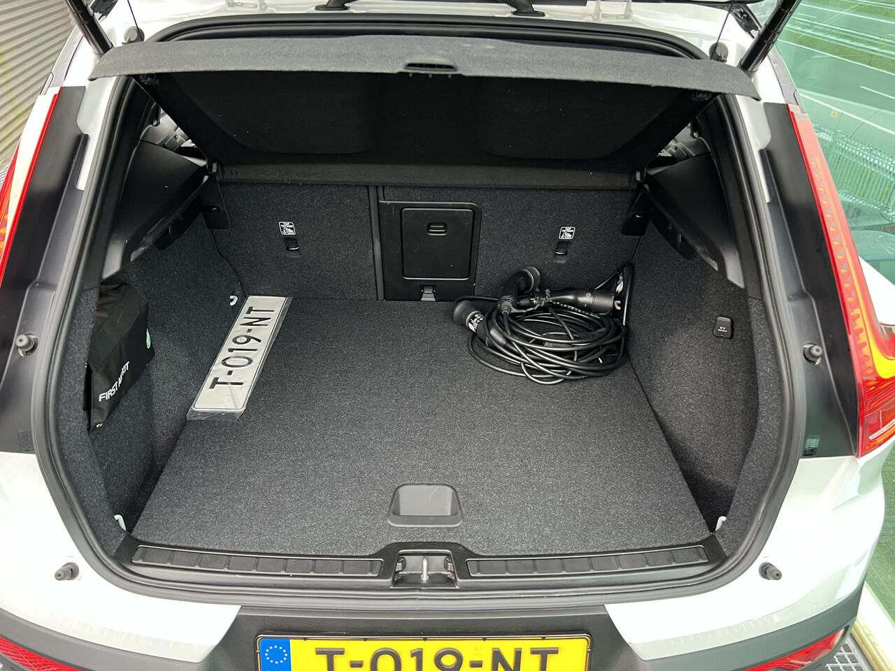 Volvo XC40 1.5 T5 Recharge R-Design PHEV, Automaat, Panoramadak, Trekhaak semi elektrisch inklapbaar, Driver assist, BLIS, Elektrische stoelverstelling, Stoelverwarming, Stuurverwarming, Harman Kardon audio, Leder-nubuck bekleding