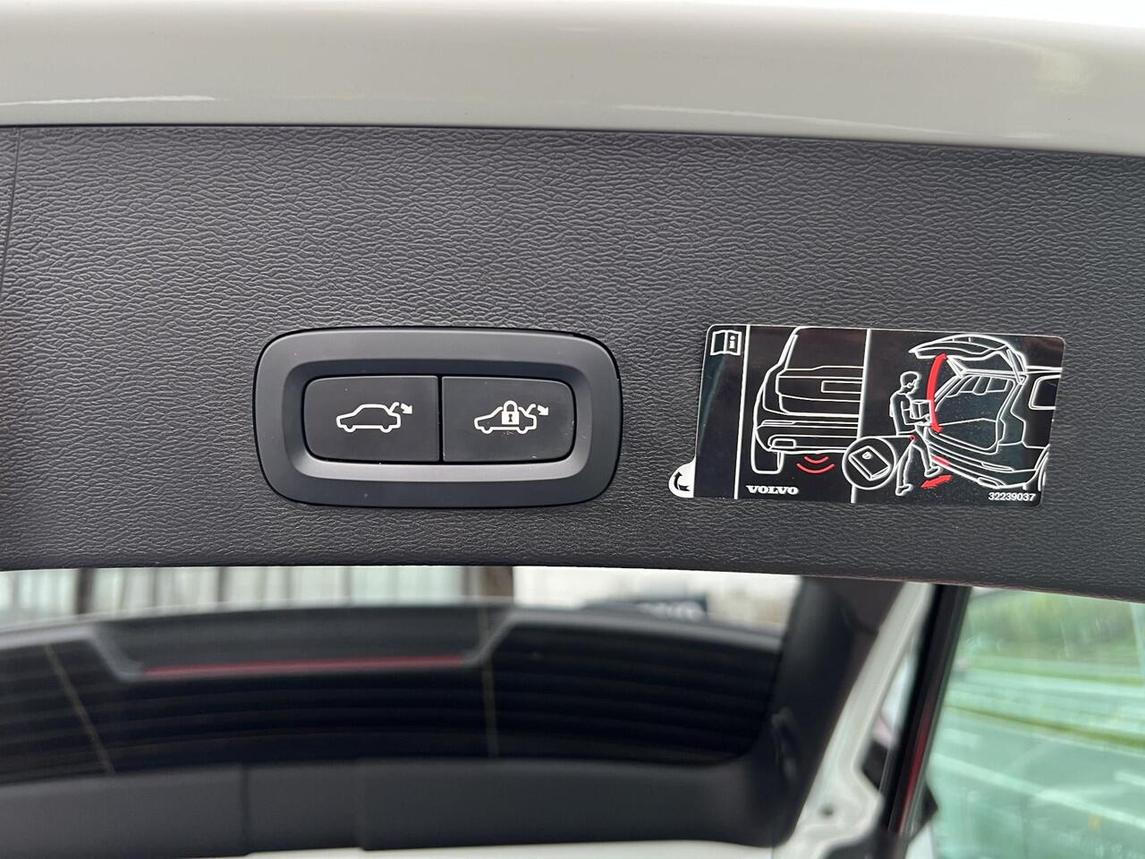 Volvo XC40 1.5 T5 Recharge R-Design PHEV, Automaat, Panoramadak, Trekhaak semi elektrisch inklapbaar, Driver assist, BLIS, Elektrische stoelverstelling, Stoelverwarming, Stuurverwarming, Harman Kardon audio, Leder-nubuck bekleding