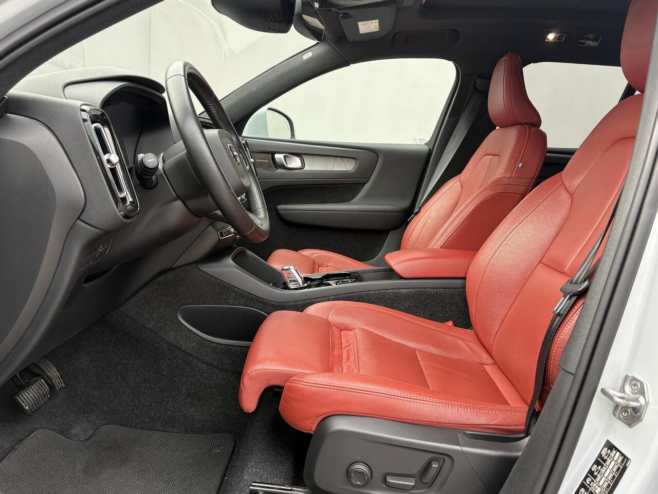 Volvo XC40 1.5 T5 Recharge Business Pro / Plug-in Hybrid / SOH 91,7% / Schuif-/Kanteldak / Achteruitrijcamera / Stoel-/Stuurverwarming / Harman Kardon Audio / Elektrische Achterklep /