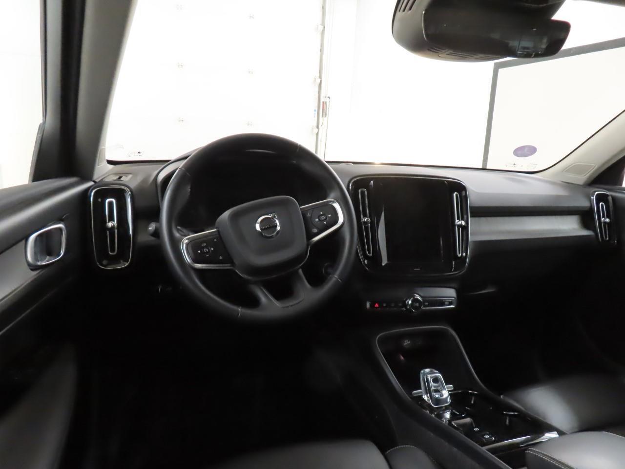 Volvo XC40 1.5 T4 Recharge Inscription | Trekhaak | Adaptieve cruise | Camera | Leder | Stoelverwarming | Stuurverwarming | Volvo on Call | Pilot assist | Draadloze lader |