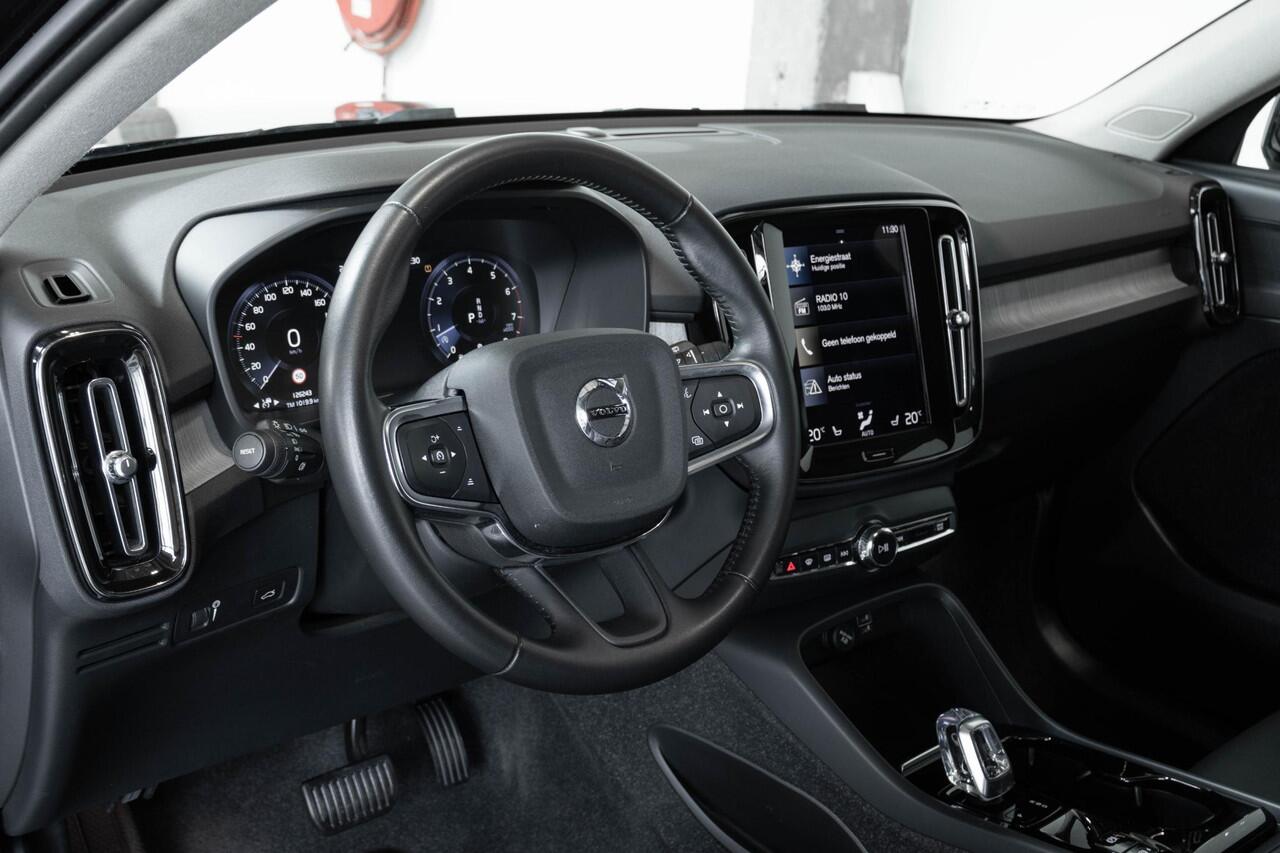 Volvo XC40 B4 Automaat Inscription | Verwarmbare voorstoelen en achterbank | Verwarmbaar stuurwiel | 360° parkeercamera | Adaptive cruise control | Premium audio | BLIS | Volvo on Call | Parkeerverwarming | Parkeersensoren voor + achter |