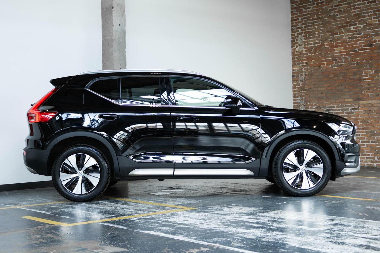 Volvo XC40 B4 Automaat Inscription | Verwarmbare voorstoelen en achterbank | Verwarmbaar stuurwiel | 360° parkeercamera | Adaptive cruise control | Premium audio | BLIS | Volvo on Call | Parkeerverwarming | Parkeersensoren voor + achter |