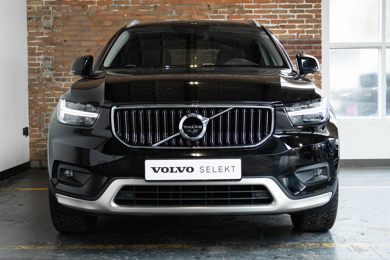 Volvo XC40 B4 Automaat Inscription | Verwarmbare voorstoelen en achterbank | Verwarmbaar stuurwiel | 360° parkeercamera | Adaptive cruise control | Premium audio | BLIS | Volvo on Call | Parkeerverwarming | Parkeersensoren voor + achter |