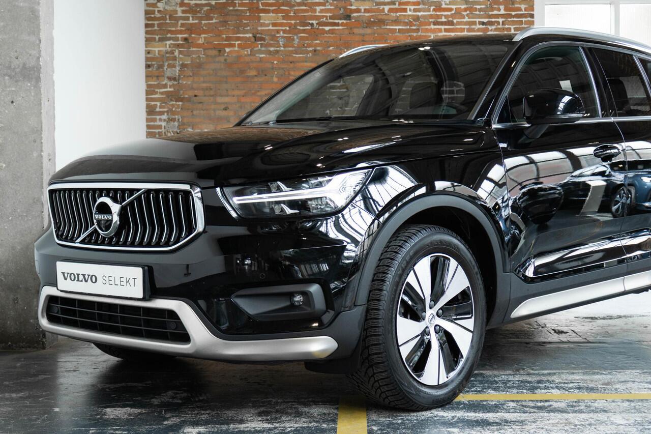 Volvo XC40 B4 Automaat Inscription | Verwarmbare voorstoelen en achterbank | Verwarmbaar stuurwiel | 360° parkeercamera | Adaptive cruise control | Premium audio | BLIS | Volvo on Call | Parkeerverwarming | Parkeersensoren voor + achter |