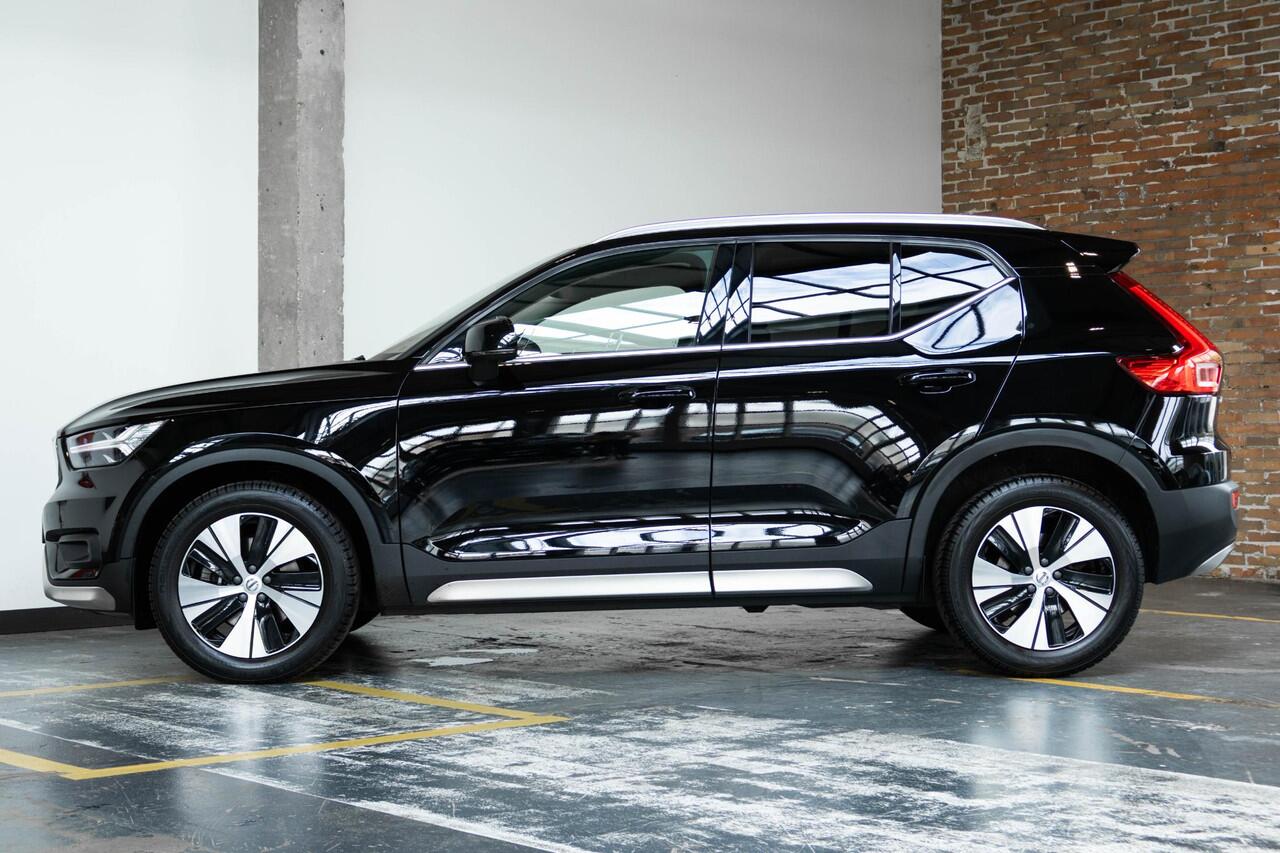 Volvo XC40 B4 Automaat Inscription | Verwarmbare voorstoelen en achterbank | Verwarmbaar stuurwiel | 360° parkeercamera | Adaptive cruise control | Premium audio | BLIS | Volvo on Call | Parkeerverwarming | Parkeersensoren voor + achter |