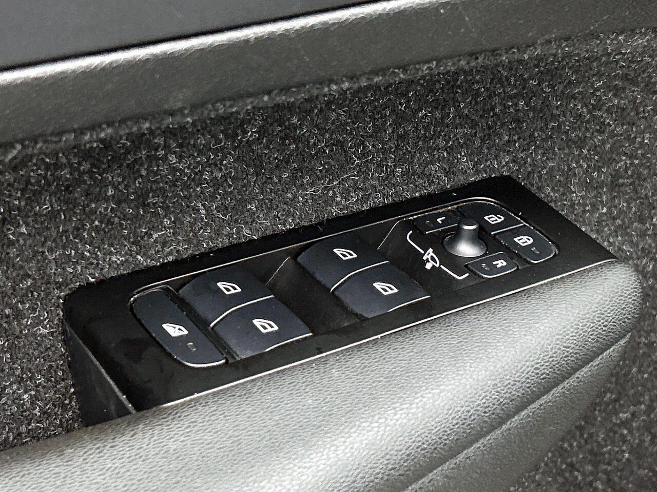 Volvo XC40 1.5 T4 Recharge R-Design Expression Auto. Navigatie Apple Carplay/ Android Auto Camera Parkeersensoren achter Adaptive Cruise Control Full Led Virtual Cockpit Climate Control Lichtmetalen velgen