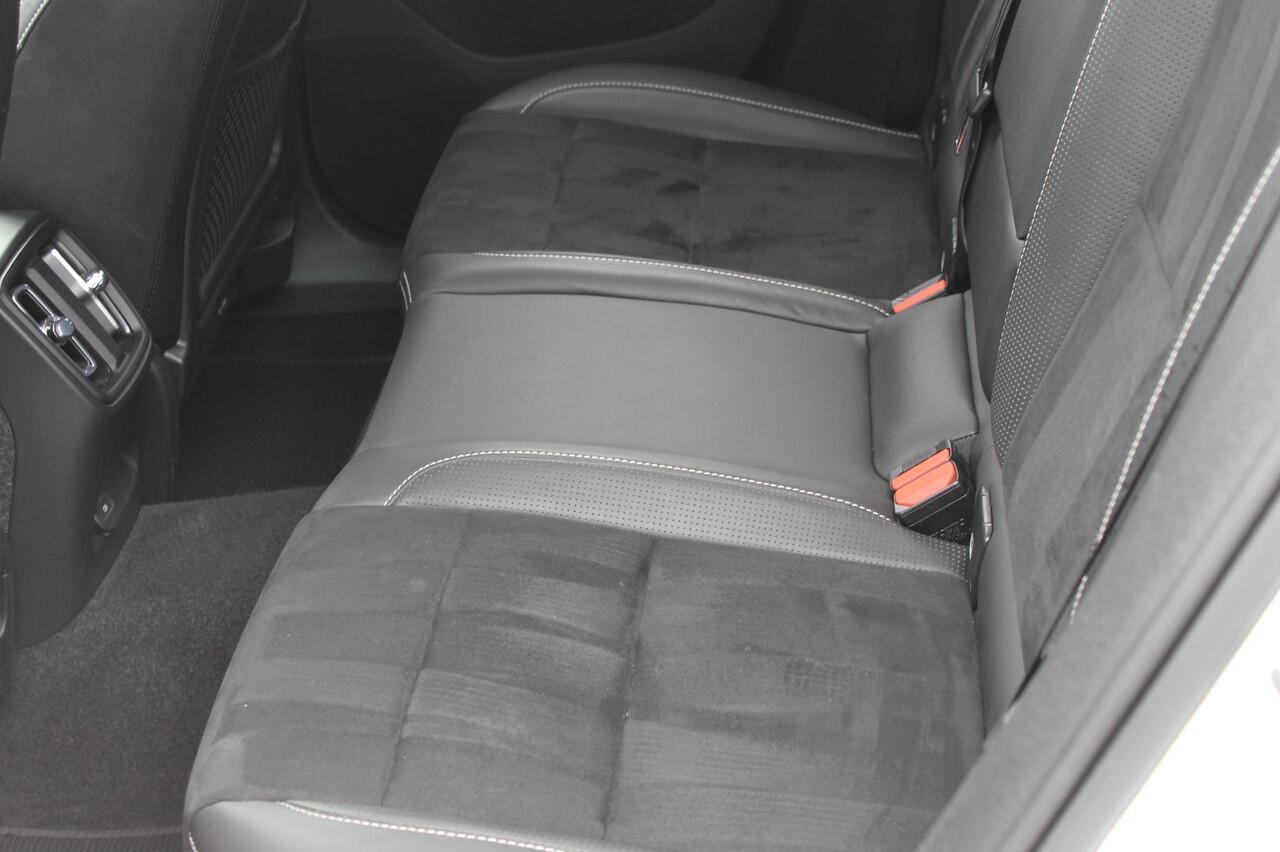 Volvo XC40 Recharge P8 AWD R-Design 20" lm velgen / Warmtepomp / Extra getint glas vanaf de B-Stijl / Google infotainment