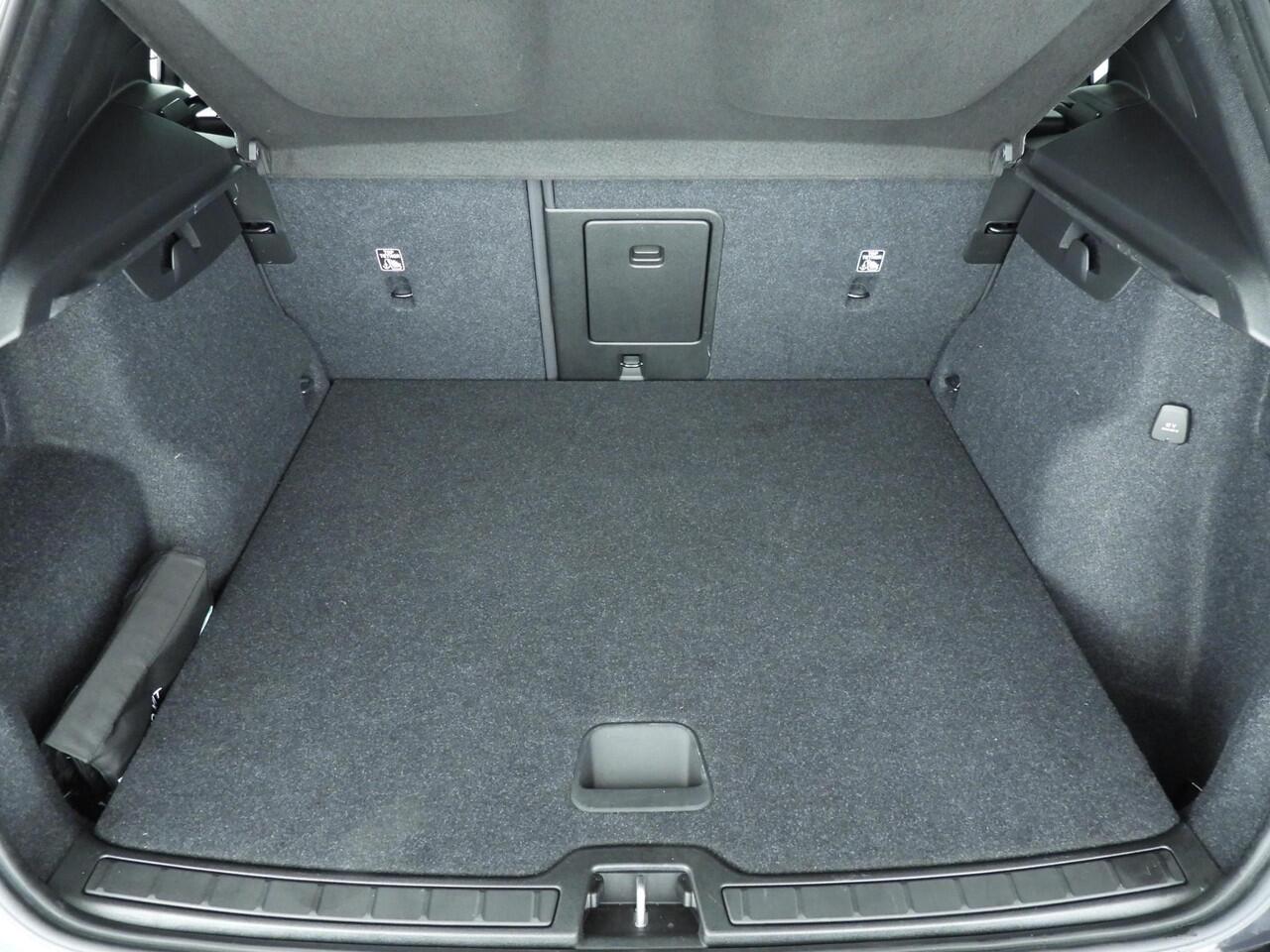 Volvo XC40 2.0 B4 Inscription | Navi | CarPlay | 18" | Camera | LED