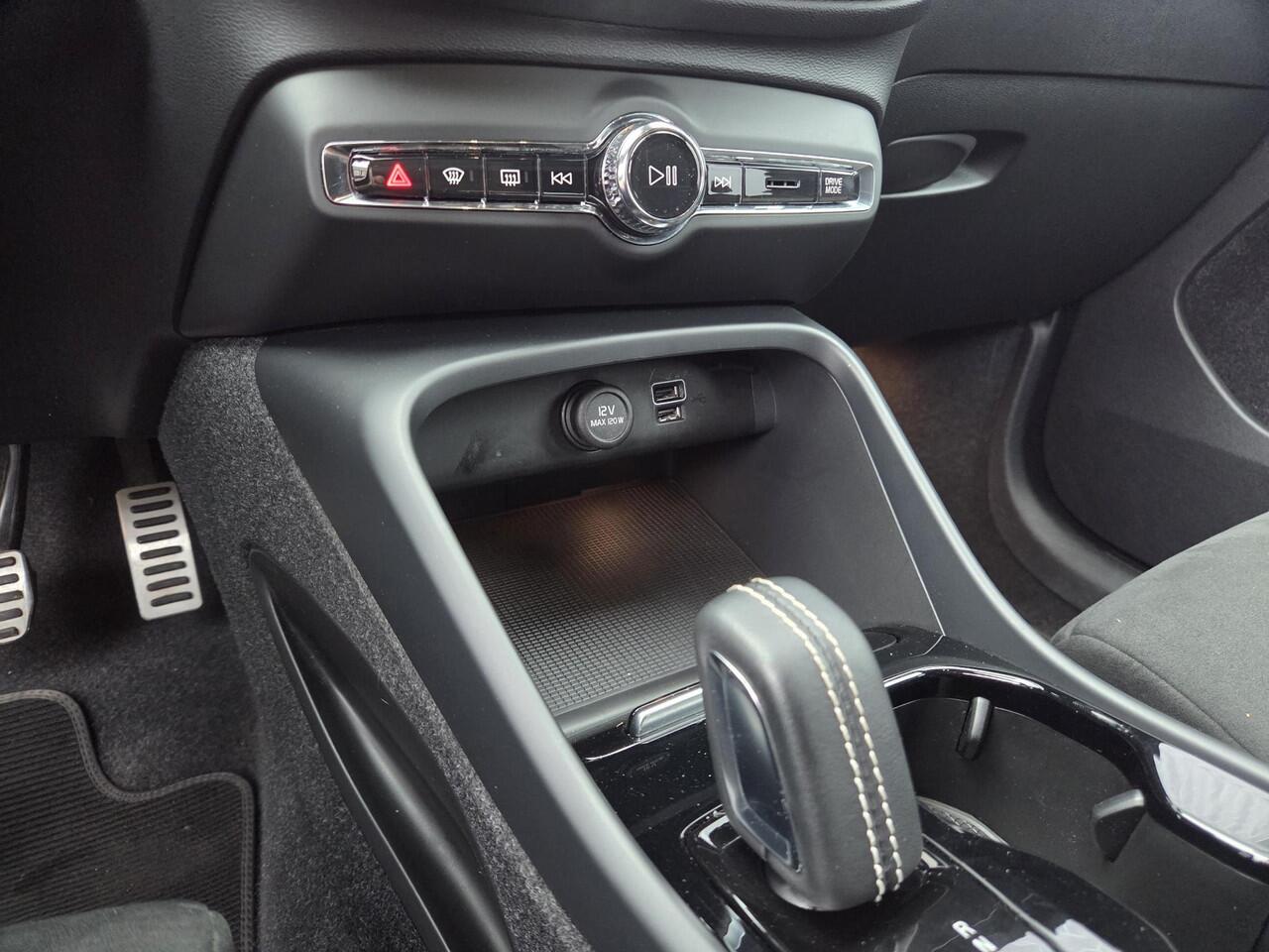 Volvo XC40 T5 Plug-in Hybride R-Design Aut. | Adaptive Cruise Control | Trekhaak | Dodehoekdetectie | Harman-Kardon Audio | Navigatie | Climate Control | Stoelverwarming/Stuurwielverwarming