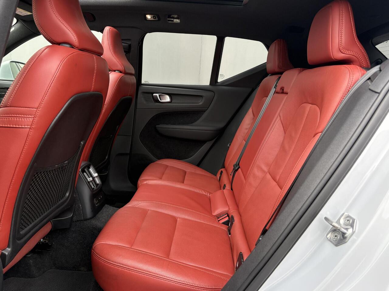 Volvo XC40 1.5 T5 Recharge Business Pro / Plug-in Hybrid / SOH 91,7% / Schuif & Kanteldak / Achteruitrijcamera / Stoel & Stuurverwarming / Harman&Kardon Audio / Elektrische Achterklep /