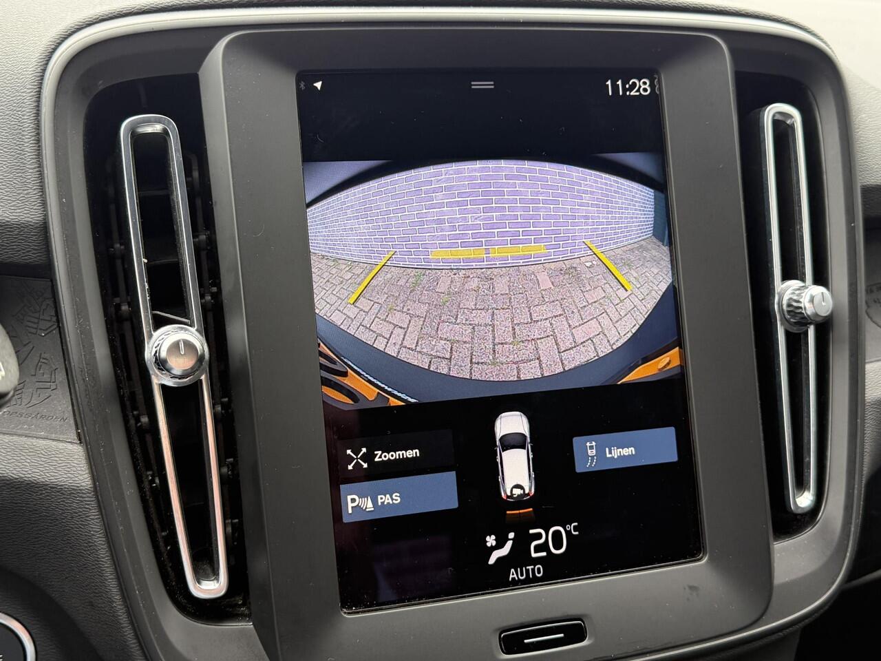 Volvo XC40 1.5 T2 Momentum Core | Camera | Parkeersensoren voor + Achter | Navigatie | On Call | Carplay | Regensensor |