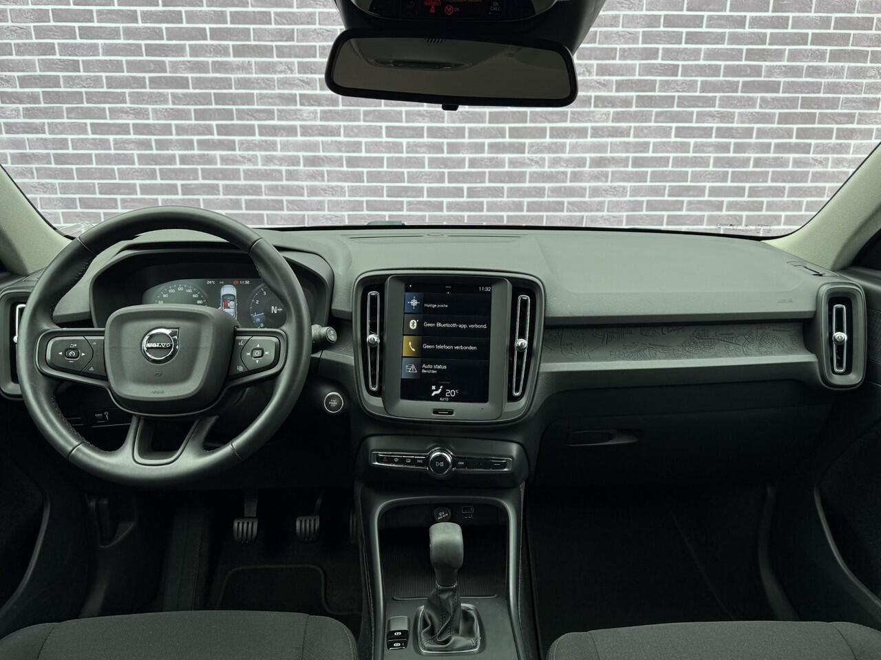 Volvo XC40 1.5 T2 Momentum Core | Camera | Parkeersensoren voor + Achter | Navigatie | On Call | Carplay | Regensensor |