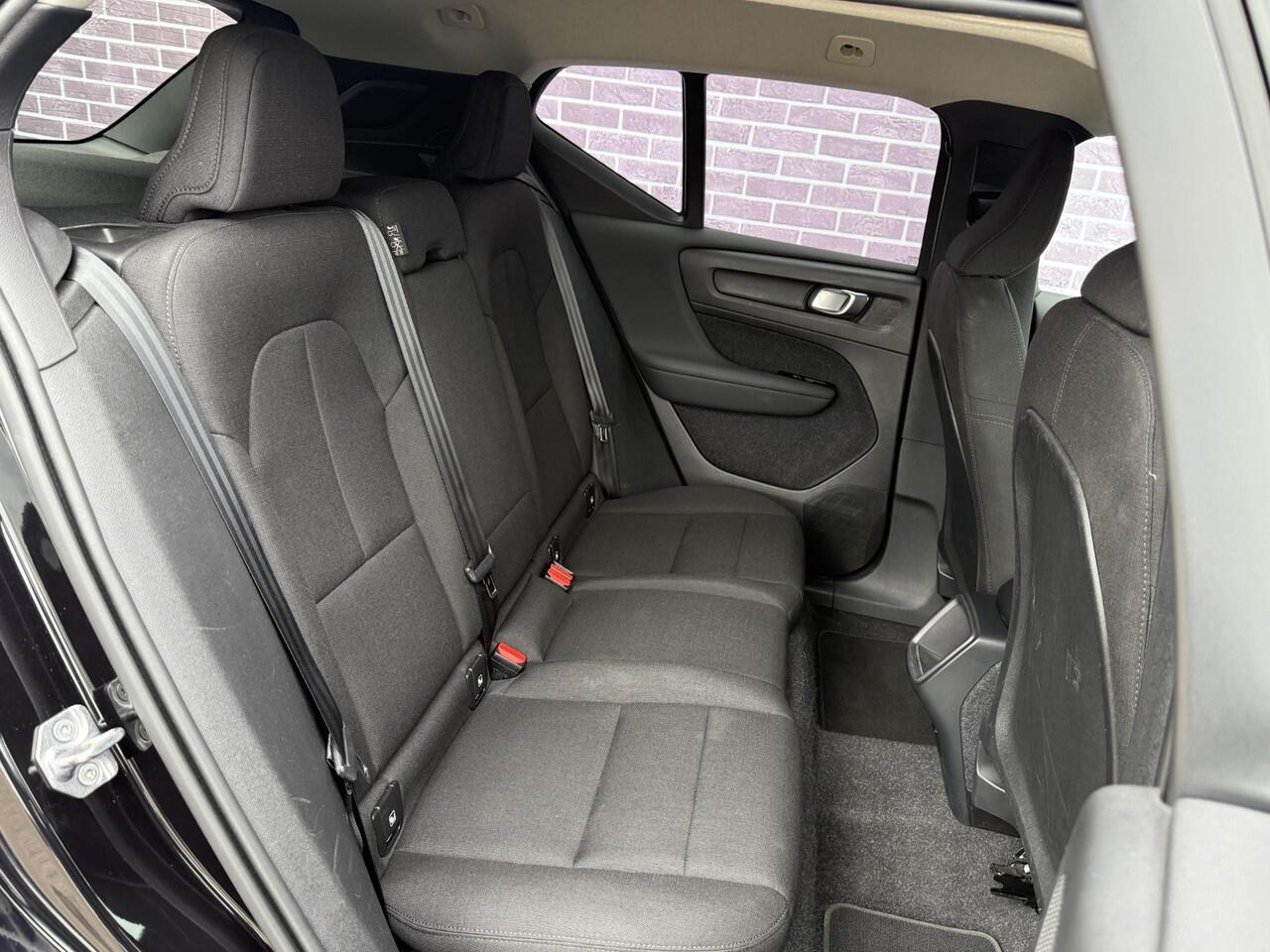 Volvo XC40 1.5 T2 Momentum Core | Camera | Parkeersensoren voor + Achter | Navigatie | On Call | Carplay | Regensensor |