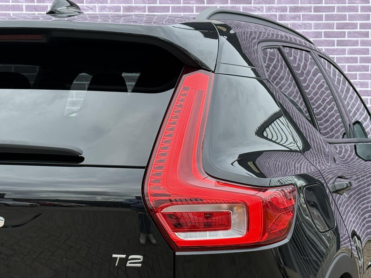 Volvo XC40 1.5 T2 Momentum Core | Camera | Parkeersensoren voor + Achter | Navigatie | On Call | Carplay | Regensensor |