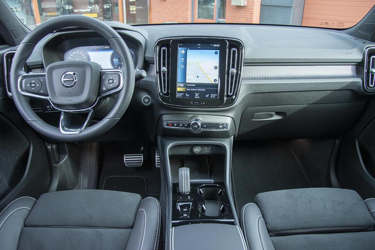 Volvo XC40 1.5 T5 RECHARGE R-DESIGN / TREKHAAK / LAGE KMST