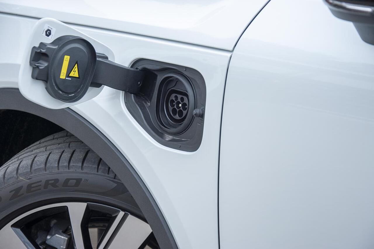 Volvo XC40 1.5 T5 RECHARGE R-DESIGN / TREKHAAK / LAGE KMST