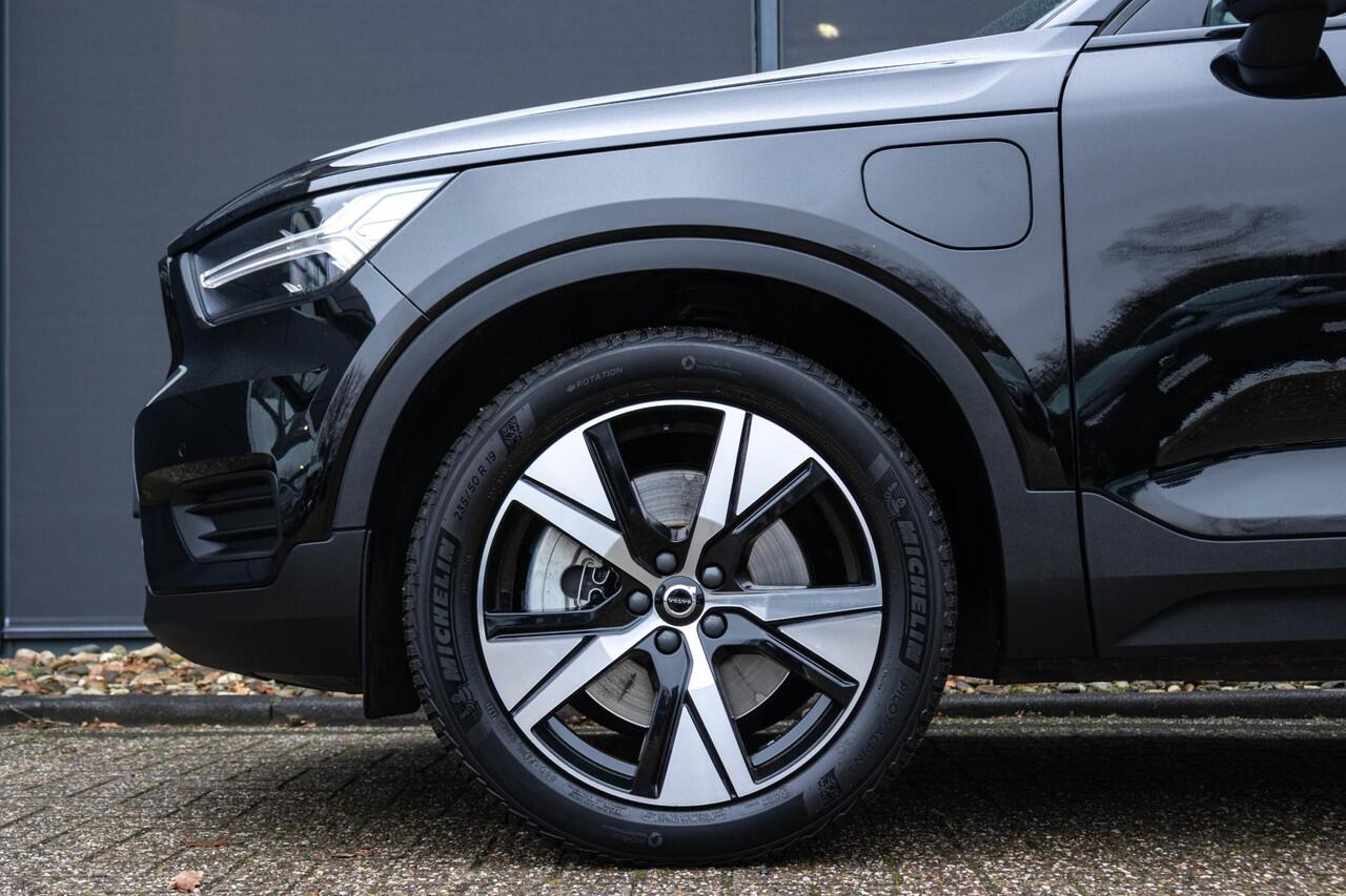 Volvo XC40 T4 Recharge R-Design | Fullmap Navigatie | All Season Banden | Elektrisch verstelbare voorstoelen | Parkeercamera | Adaptieve Cruise control | Verwarmbare voorstoelen en Stuurwiel |