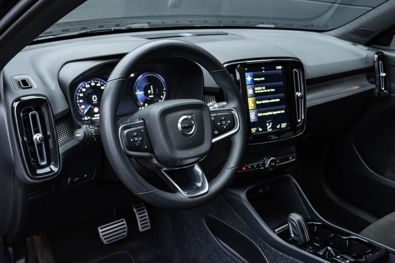 Volvo XC40 T4 Recharge R-Design | Fullmap Navigatie | All Season Banden | Elektrisch verstelbare voorstoelen | Parkeercamera | Adaptieve Cruise control | Verwarmbare voorstoelen en Stuurwiel |
