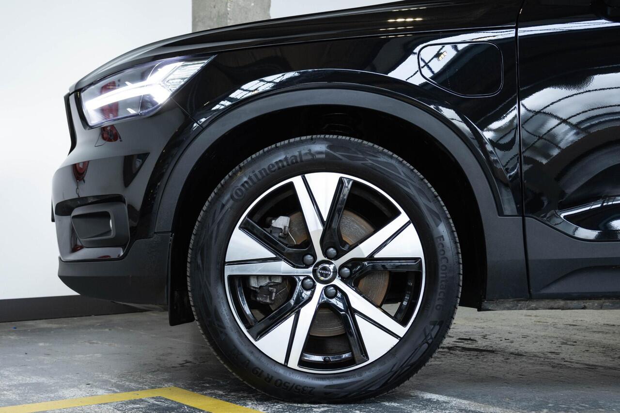 Volvo XC40 T4 Recharge R-Design | Adaptive Cruise Control | Semi-Electrische wegklapbare trekhaak | Harman Kardon Premium Audio | Panoramadak | Stoelverwarming | 360° Parkeercamera | Parkeersensoren voor + achter | Volvo on Call