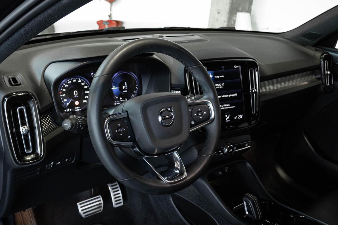 Volvo XC40 T4 Recharge R-Design | Adaptive Cruise Control | Semi-Electrische wegklapbare trekhaak | Harman Kardon Premium Audio | Panoramadak | Stoelverwarming | 360° Parkeercamera | Parkeersensoren voor + achter | Volvo on Call