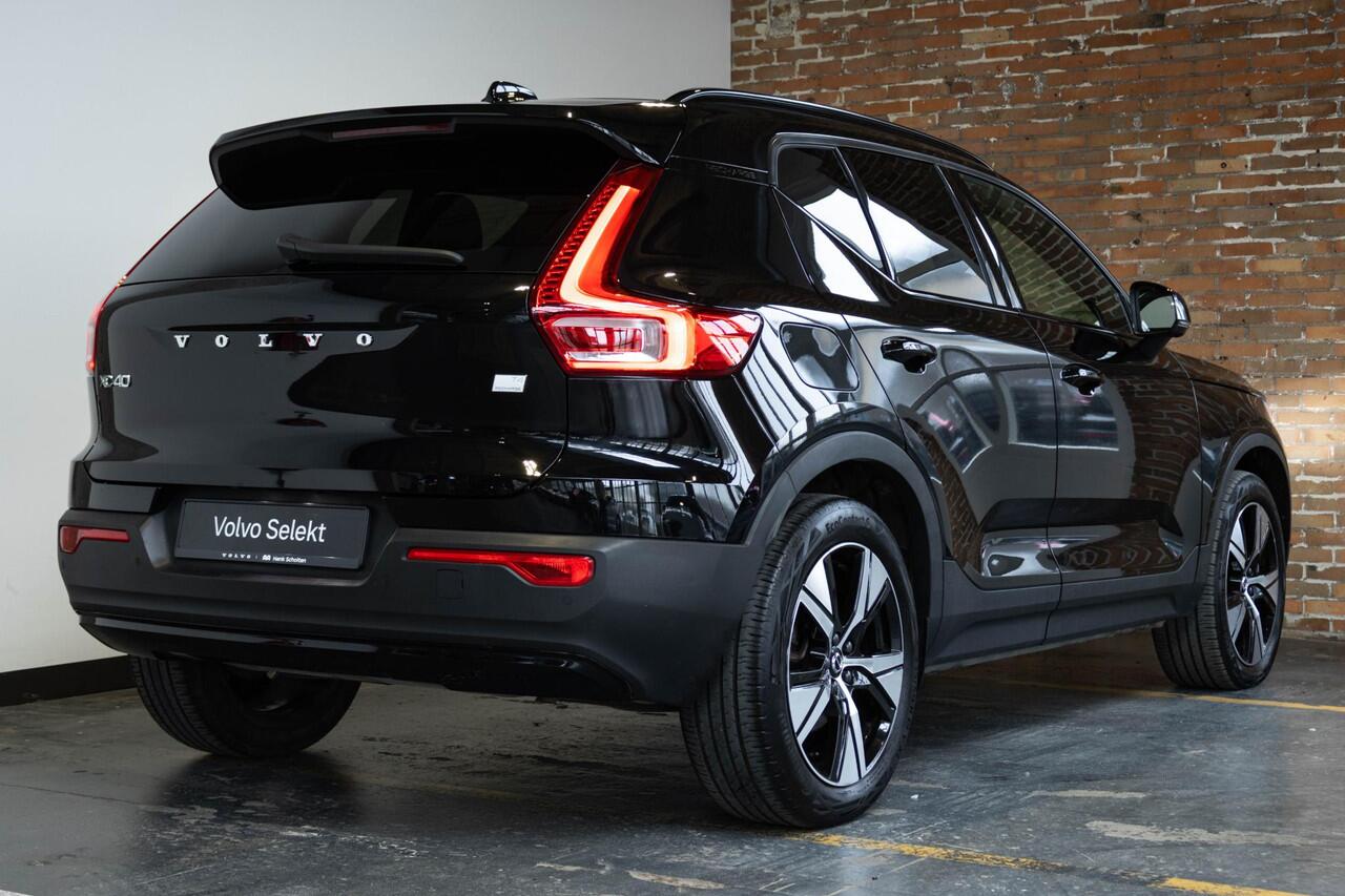 Volvo XC40 T4 Recharge R-Design | Adaptive Cruise Control | Semi-Electrische wegklapbare trekhaak | Harman Kardon Premium Audio | Panoramadak | Stoelverwarming | 360° Parkeercamera | Parkeersensoren voor + achter | Volvo on Call