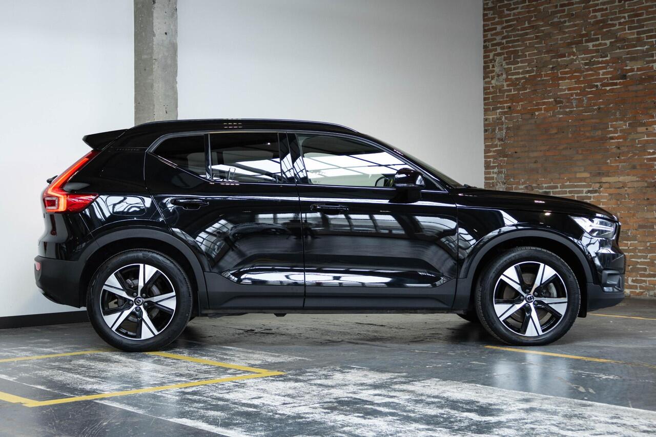 Volvo XC40 T4 Recharge R-Design | Adaptive Cruise Control | Semi-Electrische wegklapbare trekhaak | Harman Kardon Premium Audio | Panoramadak | Stoelverwarming | 360° Parkeercamera | Parkeersensoren voor + achter | Volvo on Call
