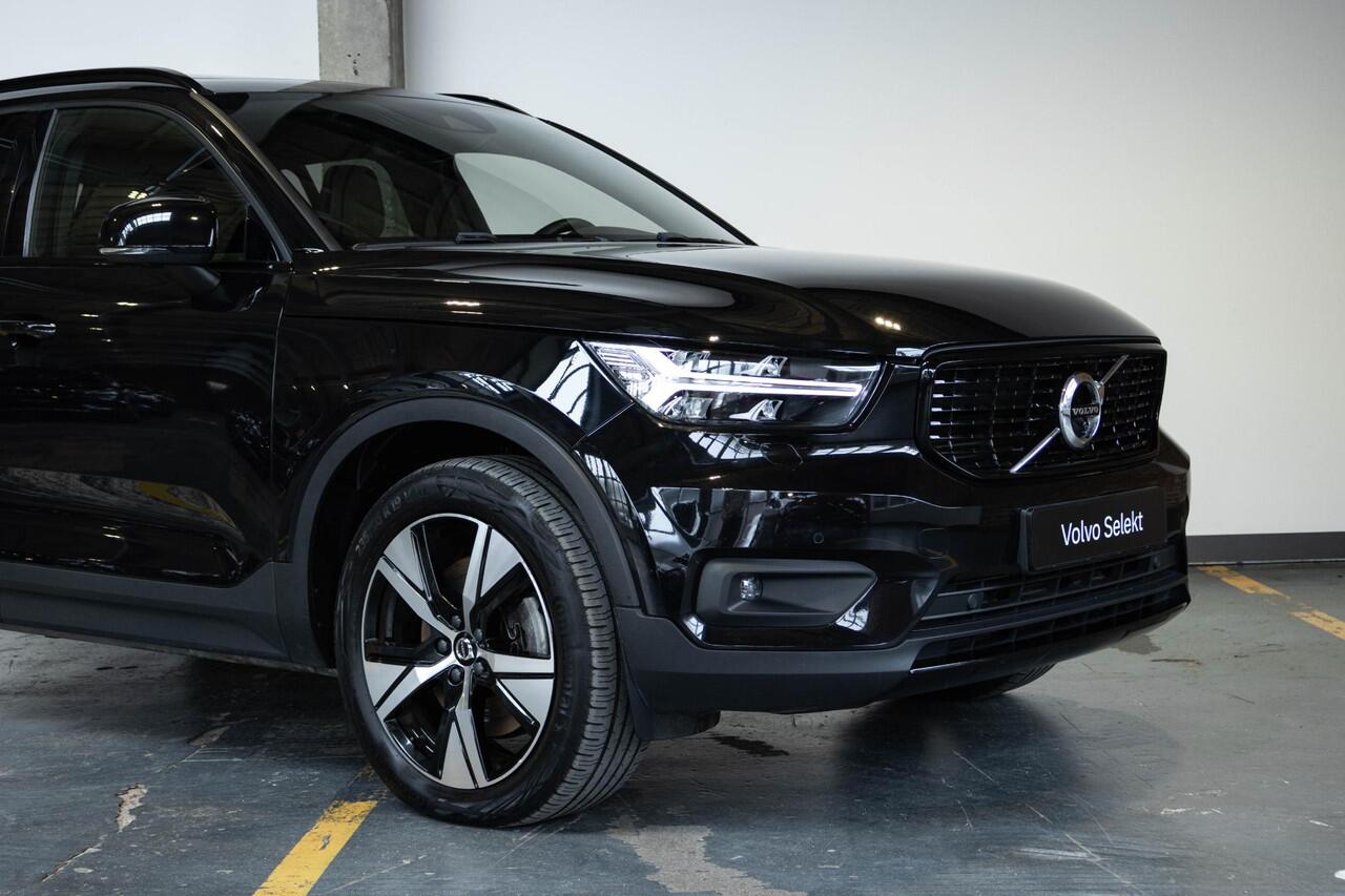 Volvo XC40 T4 Recharge R-Design | Adaptive Cruise Control | Semi-Electrische wegklapbare trekhaak | Harman Kardon Premium Audio | Panoramadak | Stoelverwarming | 360° Parkeercamera | Parkeersensoren voor + achter | Volvo on Call