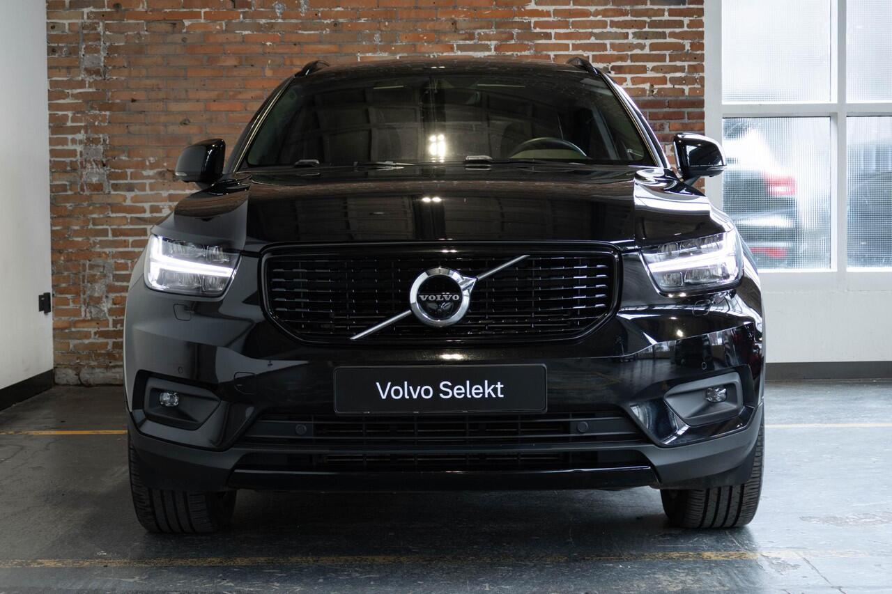Volvo XC40 T4 Recharge R-Design | Adaptive Cruise Control | Semi-Electrische wegklapbare trekhaak | Harman Kardon Premium Audio | Panoramadak | Stoelverwarming | 360° Parkeercamera | Parkeersensoren voor + achter | Volvo on Call