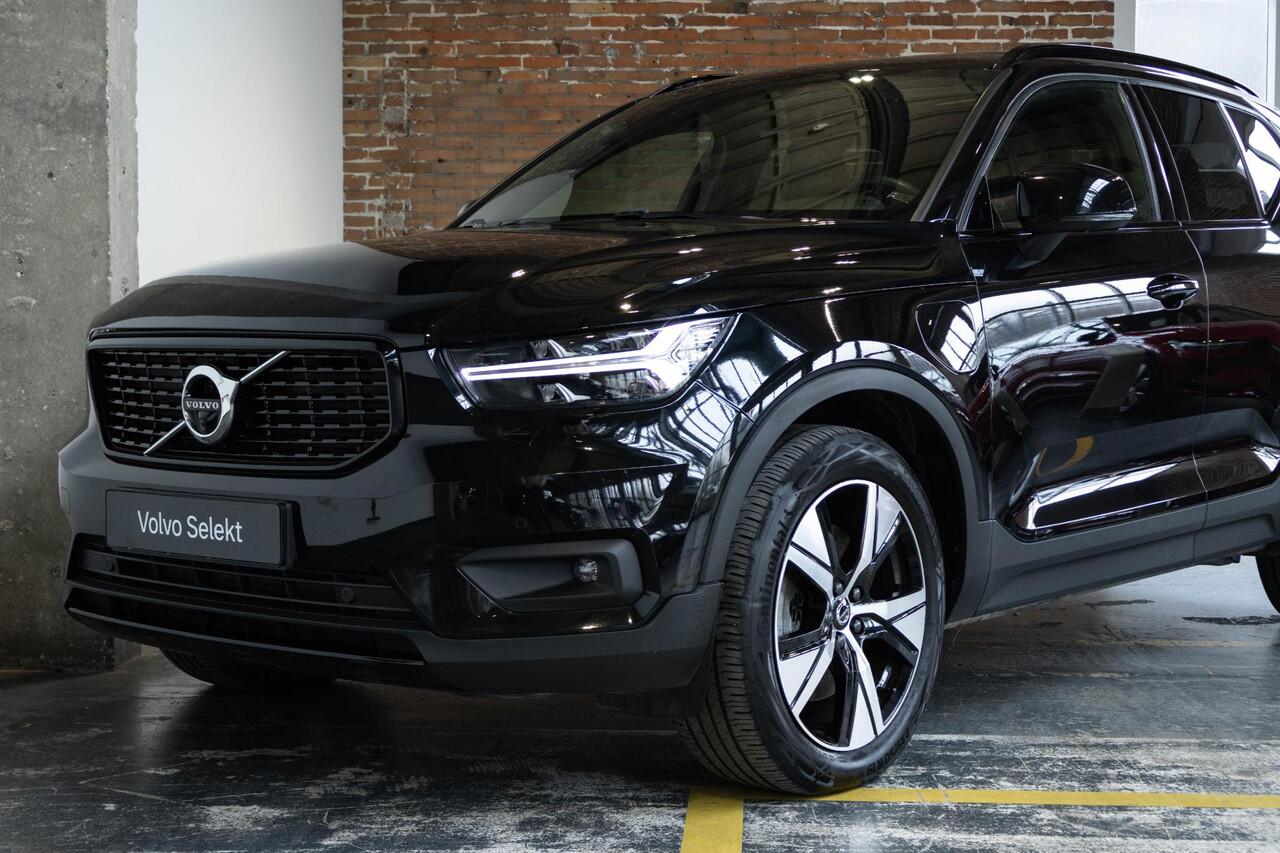 Volvo XC40 T4 Recharge R-Design | Adaptive Cruise Control | Semi-Electrische wegklapbare trekhaak | Harman Kardon Premium Audio | Panoramadak | Stoelverwarming | 360° Parkeercamera | Parkeersensoren voor + achter | Volvo on Call