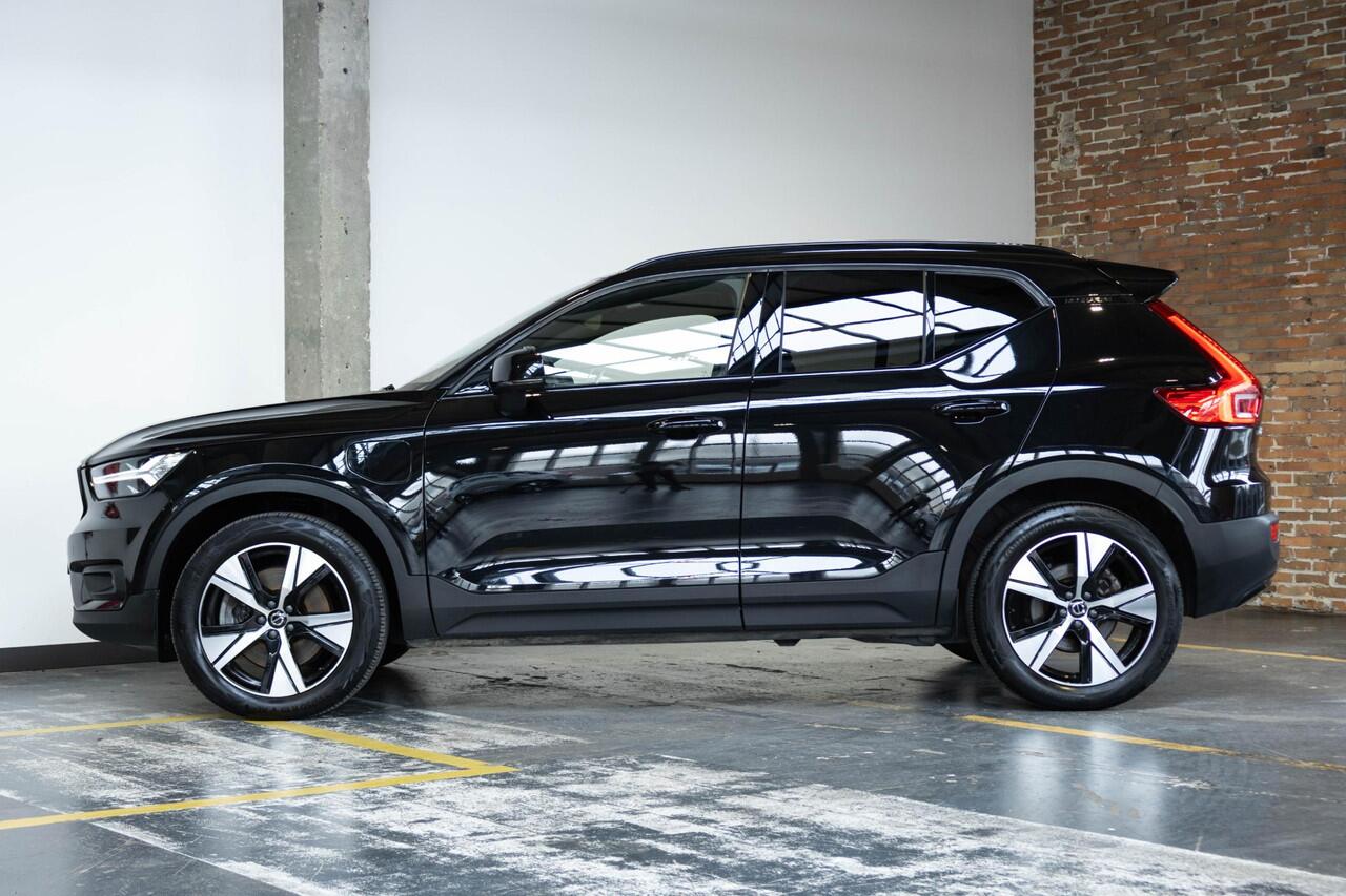 Volvo XC40 T4 Recharge R-Design | Adaptive Cruise Control | Semi-Electrische wegklapbare trekhaak | Harman Kardon Premium Audio | Panoramadak | Stoelverwarming | 360° Parkeercamera | Parkeersensoren voor + achter | Volvo on Call