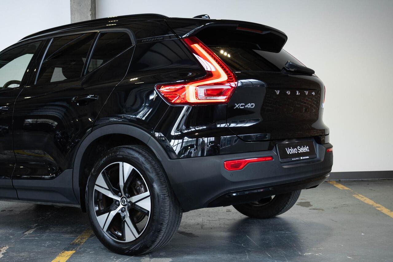 Volvo XC40 T4 Recharge R-Design | Adaptive Cruise Control | Semi-Electrische wegklapbare trekhaak | Harman Kardon Premium Audio | Panoramadak | Stoelverwarming | 360° Parkeercamera | Parkeersensoren voor + achter | Volvo on Call