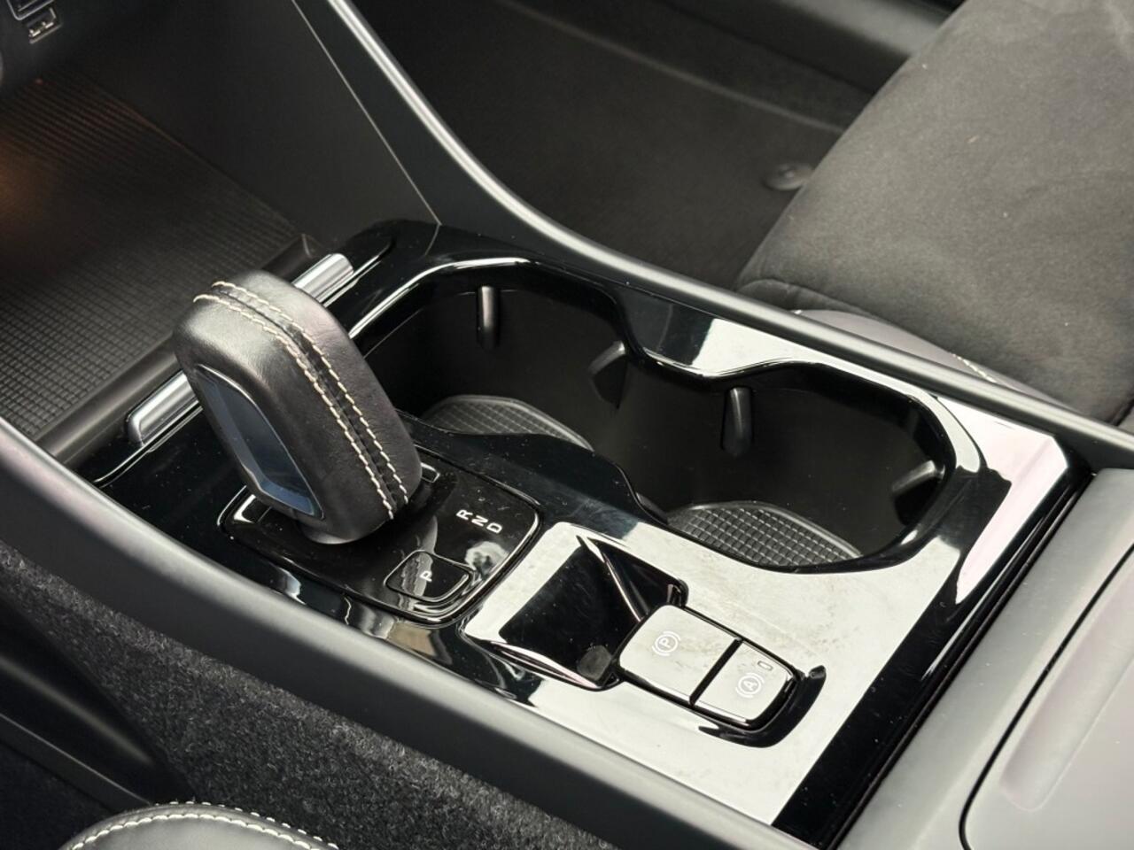 Volvo XC40 2.0 B4 MHEV R-DESIGN 197PK AUT. NAVI CAMERA CARPLAY WINTER-PAKKET EL.STOELEN