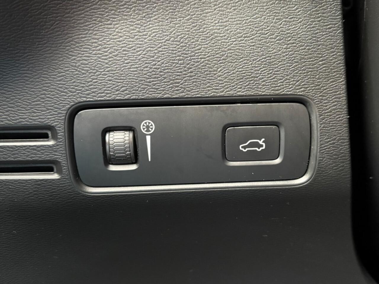 Volvo XC40 2.0 B4 MHEV R-DESIGN 197PK AUT. NAVI CAMERA CARPLAY WINTER-PAKKET EL.STOELEN