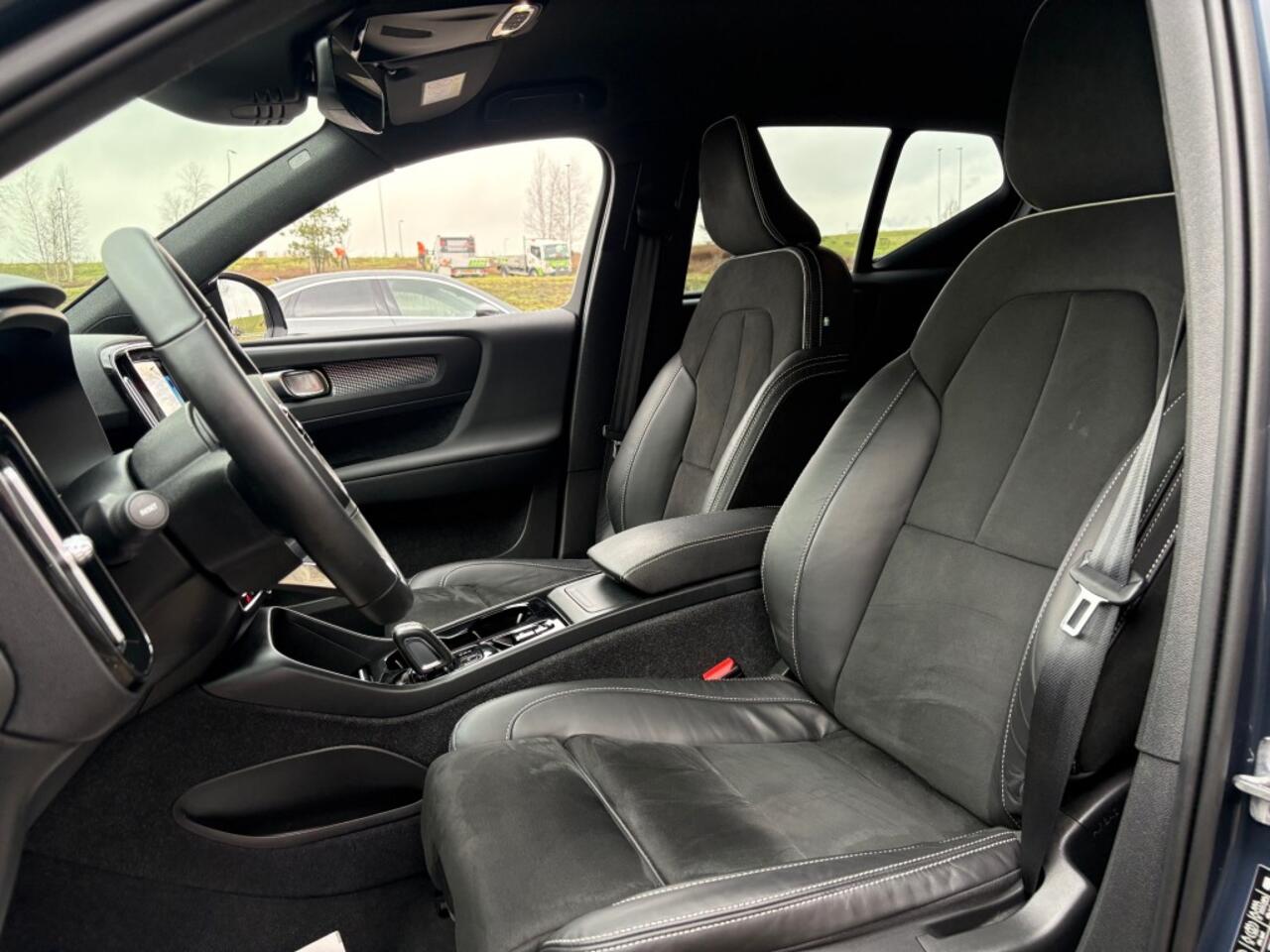 Volvo XC40 2.0 B4 MHEV R-DESIGN 197PK AUT. NAVI CAMERA CARPLAY WINTER-PAKKET EL.STOELEN