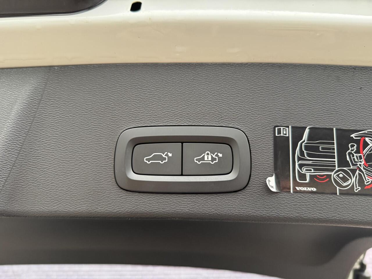 Volvo XC40 1.5 T2 R-Design | Keyless entry/start | Adaptief | BLIS | Stoelverwarming/stuurverwarming | 20"velgen | Extra getint glas | Apple carplay/android auto | Volvo on Call |