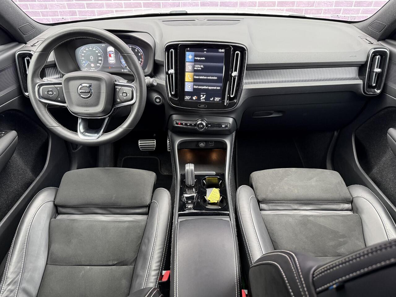 Volvo XC40 1.5 T2 R-Design | Keyless entry/start | Adaptief | BLIS | Stoelverwarming/stuurverwarming | 20"velgen | Extra getint glas | Apple carplay/android auto | Volvo on Call |