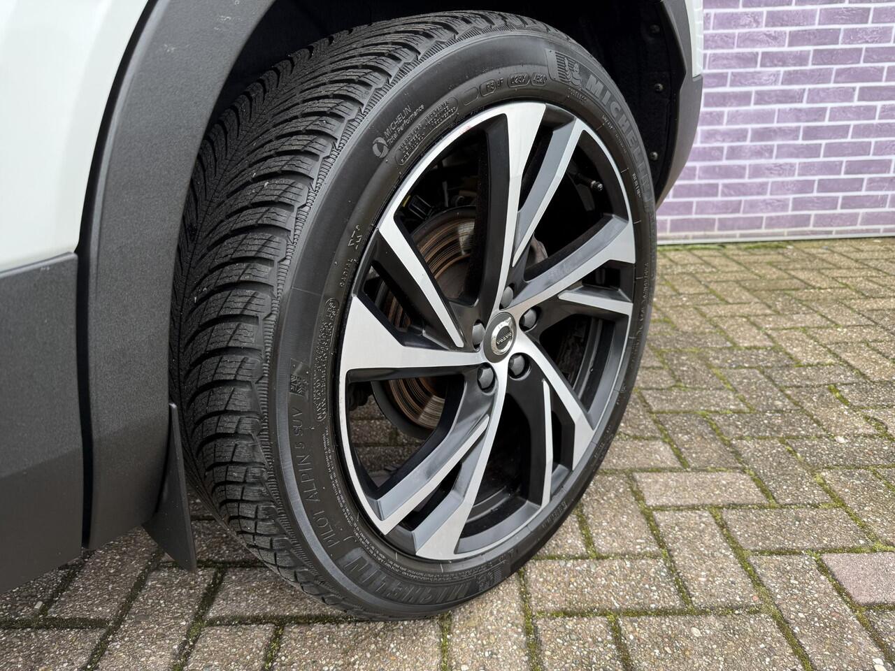 Volvo XC40 1.5 T2 R-Design | Keyless entry/start | Adaptief | BLIS | Stoelverwarming/stuurverwarming | 20"velgen | Extra getint glas | Apple carplay/android auto | Volvo on Call |