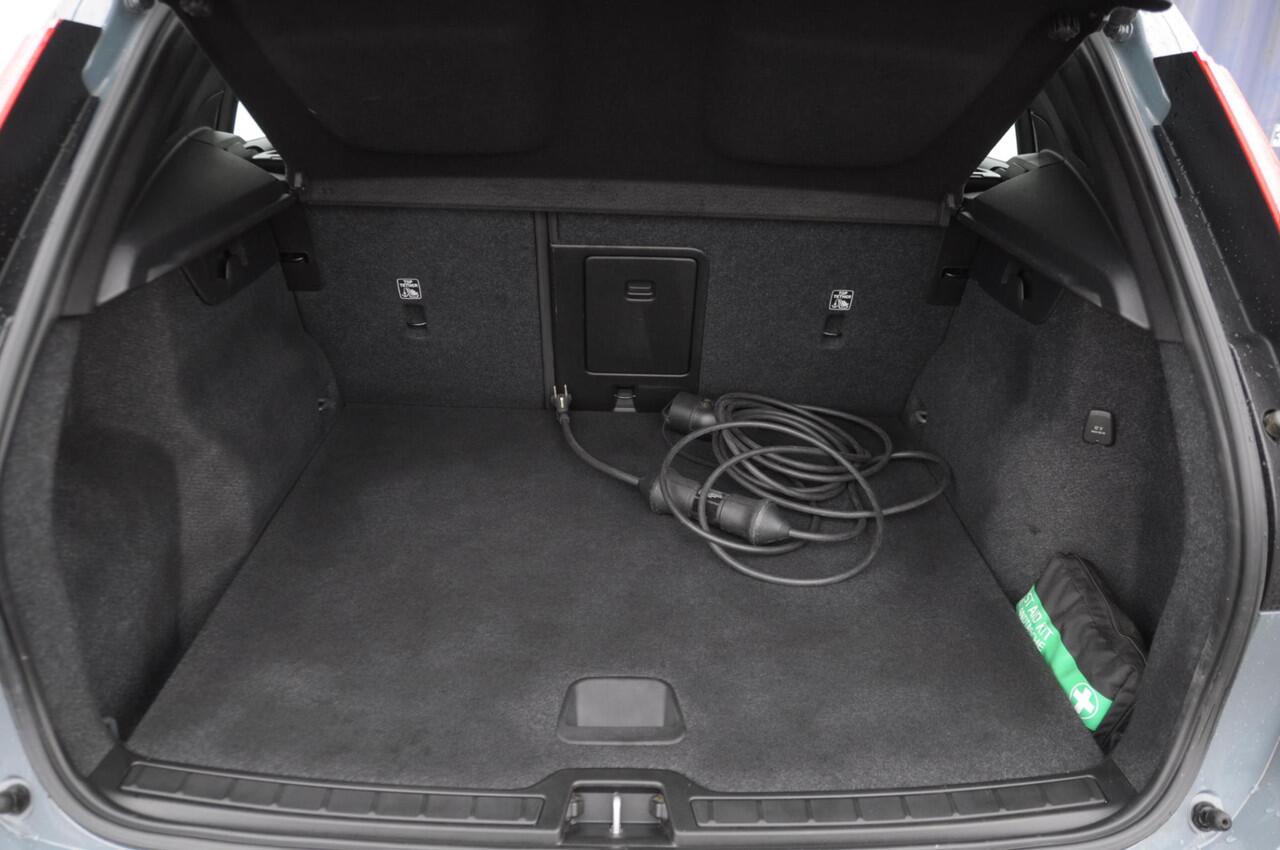 Volvo XC40 T4 211PK Automaat Inscription Expression Adaptieve cruise control / Elektrische achterklep / keyless entry / parkeersensoren met camera / Apple carplay / Bluetooth / Elektrische stoelen met geheugen