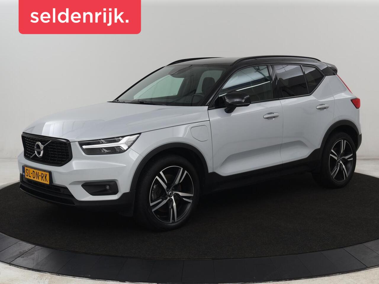 Volvo XC40 1.5 T4 Plug-in hybrid R Design | Leder/Alcantara | Carplay | Navigatie | Parkeerverwarming | Keyless | Cruise control | Parkeerhulp | Climate control | Full LED | PHEV